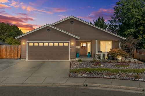 335 Applewood Dr, Central Point, OR, 97502-8615 | Card Image
