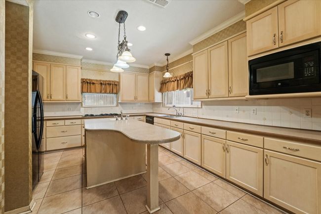 abundance of counter space | Image 8
