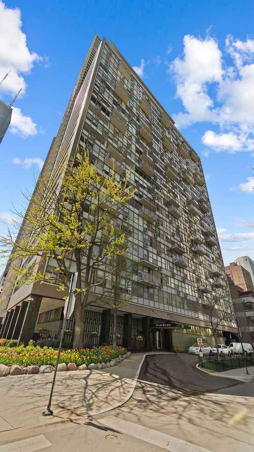 404-1000 Bellevue Pl, Chicago, IL, 60611-5304 | Card Image