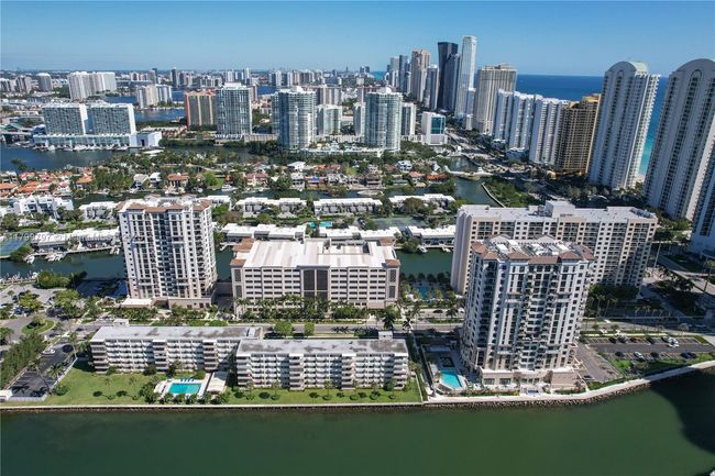 APT-403 - 220 Kings Point Dr, Condo with 1 bedrooms, 1 bathrooms and null parking in Sunny Isles Beach FL | Image 29