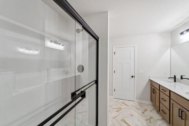 Primary Bathroom | Image 16