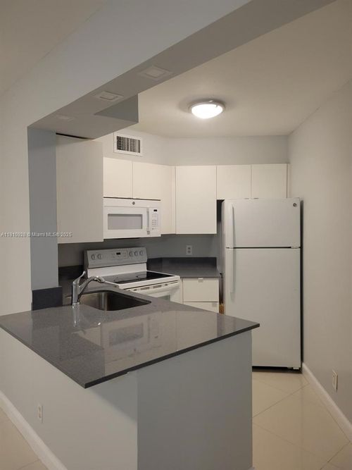 apt-127-216 Lake Pointe Dr, Oakland Park, FL, 33309-3595 | Card Image