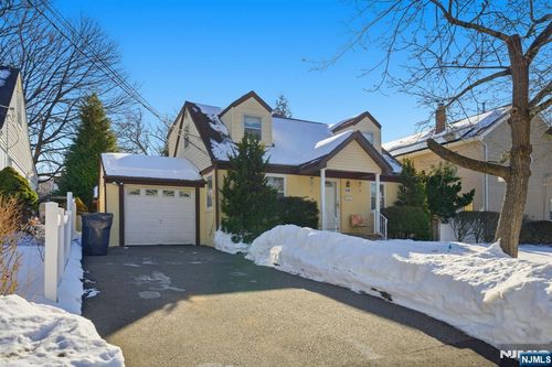 110 New York Ave, Bergenfield, NJ, 07621-1427 | Card Image