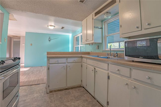 Kitchen and dining area | Image 6
