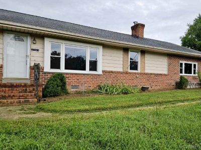 View of front facade with a front lawn | Image 1