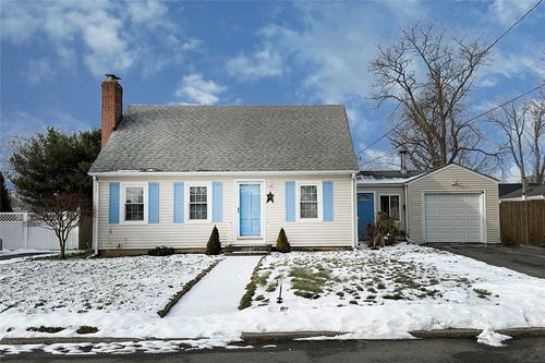 6 Meadowcrest Dr, Riverside, RI, 02915-2417 | Card Image