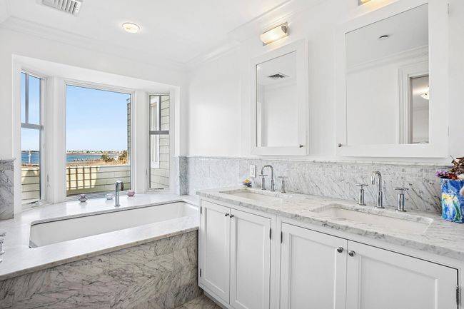 2 - 538 Dune Rd, Condo with 3 bedrooms, 4 bathrooms and null parking in Southampton NY | Image 7