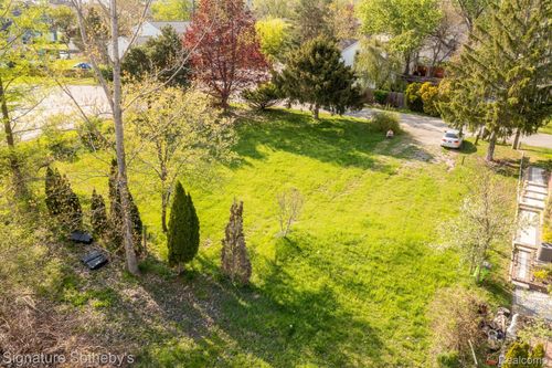 1389 S Cass Lake Rd, Waterford, MI, 48328-4743 | Card Image