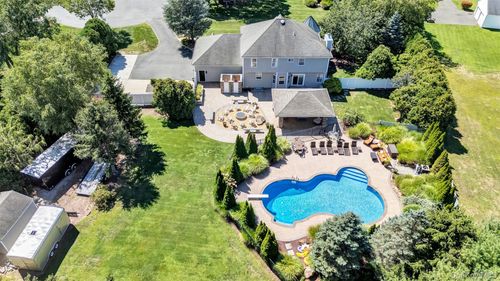 2 Derby Ct, Riverhead, NY, 11901 | Card Image