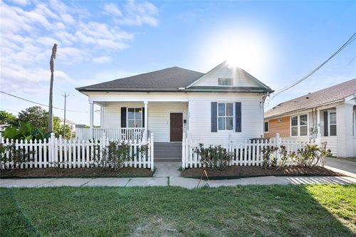 2423 37th St, Galveston, TX, 77550-8806 | Card Image