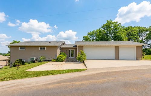 8104 Lakeshore Dr, Dexter, IA, 50070-7523 | Card Image