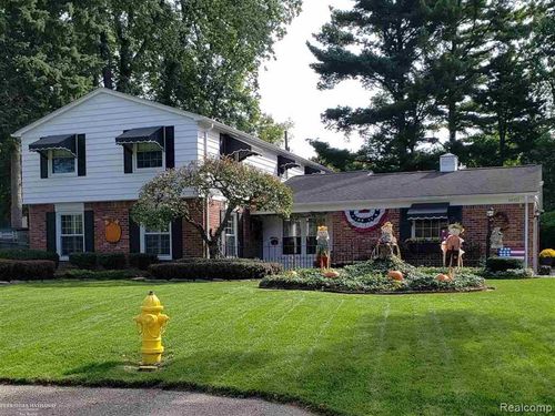 38552 Macintosh Court, Clinton Charter Township, MI, 48036 | Card Image