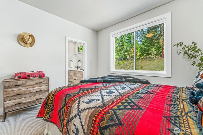 Each bedroom showcasing stunning mountain views that seamlessly bring the beauty of nature indoors for a refined, relaxing experience | Image 27