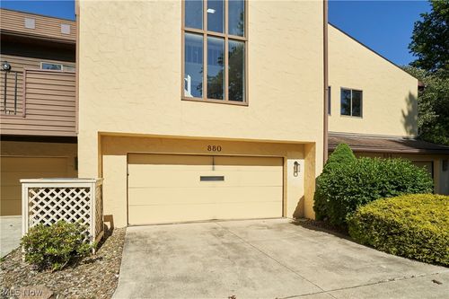 880 Hampton Ridge Dr, Akron, OH, 44313-5033 | Card Image
