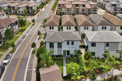 8211 Nw 43rd Ter, Doral, FL, 33166-5716 | Card Image