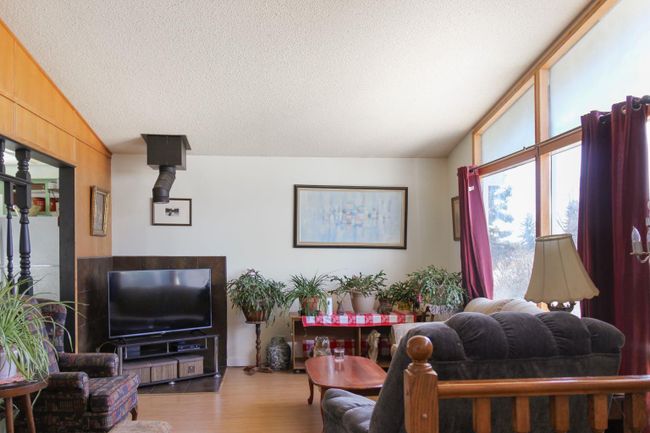 4801 49 Avenue, Home with 3 bedrooms, 2 bathrooms and 2 parking in Forestburg AB | Image 3