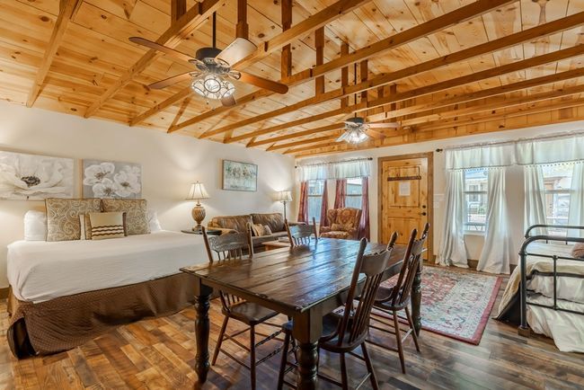 514 W Austin St, Home with 2 bedrooms, 2 bathrooms and null parking in Fredericksburg TX | Image 8
