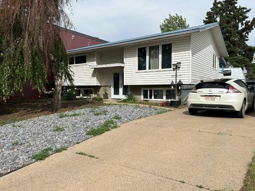 424 2 Street W, Brooks, AB, T1R0E9 | Card Image
