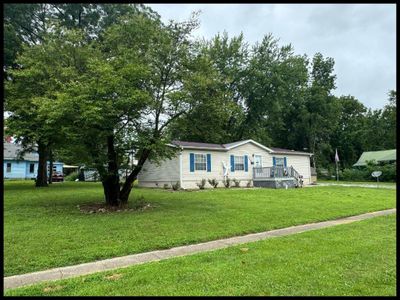 Manufactured / mobile home with a front lawn | Image 2