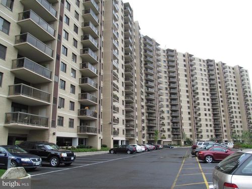 611-203 Yoakum Pkwy, ALEXANDRIA, VA, 22304-3715 | Card Image