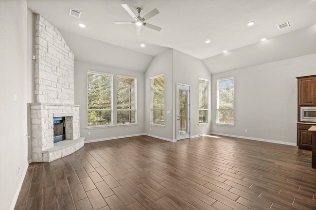 433 Stoney Point Rd, House other with 4 bedrooms, 3 bathrooms and null parking in Austin TX | Image 6