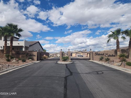 654 Island Dr, Lake Havasu City, AZ, 86403-6861 | Card Image