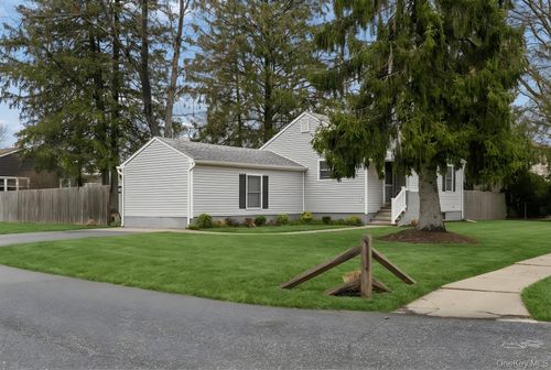 3 Roy Ave, West Islip, NY, 11795-1315 | Card Image
