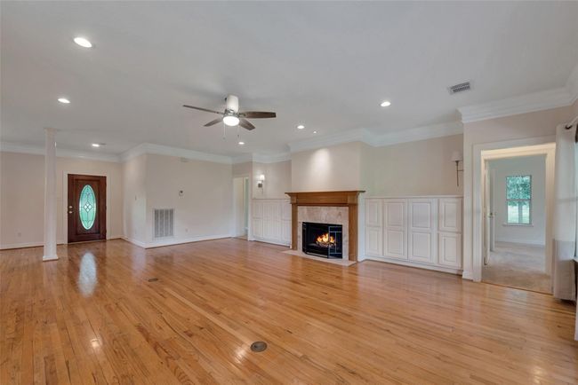 Living Place with Fire Place | Image 12