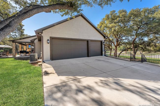 663 Private Road 1712, House other with 3 bedrooms, 3 bathrooms and null parking in Mico TX | Image 8