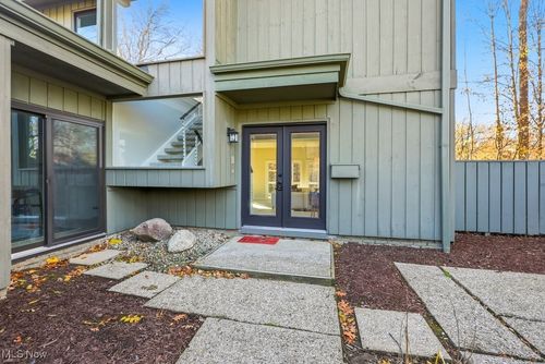 702 Fairington Dr, Aurora, OH, 44202-8274 | Card Image