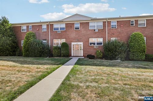 28 Knox Ter, Wayne, NJ, 07470-2323 | Card Image