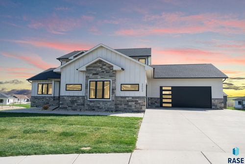 2002 S Meadowview Cir Circle, Sioux Falls, SD, 57110 | Card Image