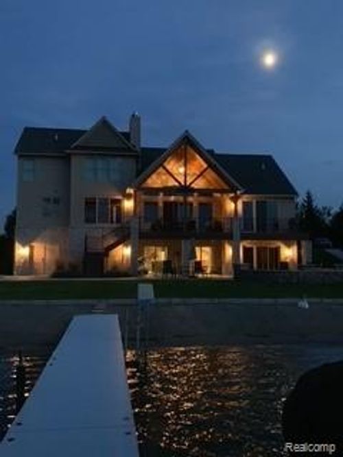 3756 Newport Way Dr, Waterford, MI, 48329-4285 | Card Image