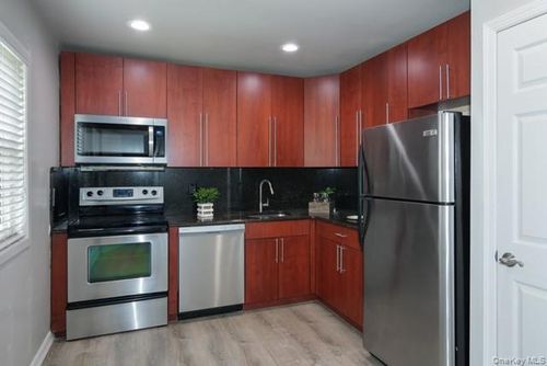 la02-40 Middleton Rd, Bohemia, NY, 11716-3918 | Card Image