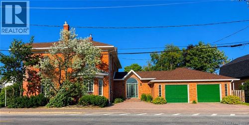 102 St George St, House with 7 bedrooms, 6 bathrooms and null parking in Bathurst NB | Card Image