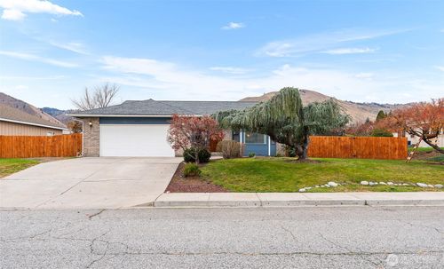 520 Cedar Wood Ln, Wenatchee, WA, 98801-2476 | Card Image