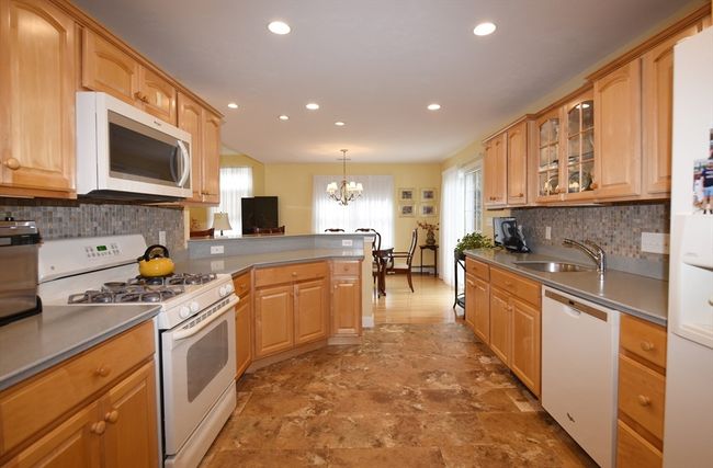 27 - 27 Arbor Hills Dr, Condo with 2 bedrooms, 3 bathrooms and 2 parking in Kingston MA | Image 6