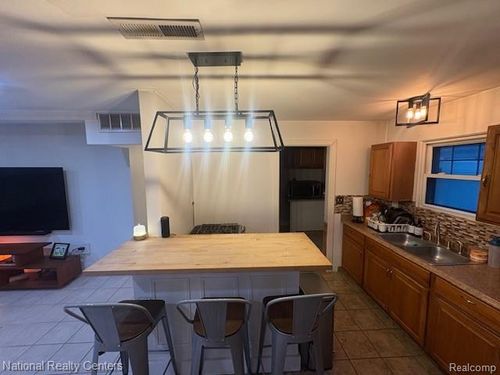 27029 Michelle Ct, Taylor, MI, 48180-1022 | Card Image