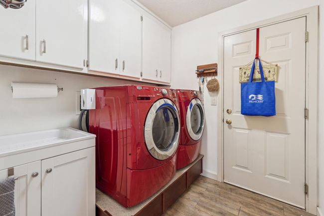 Main level laundry | Image 24