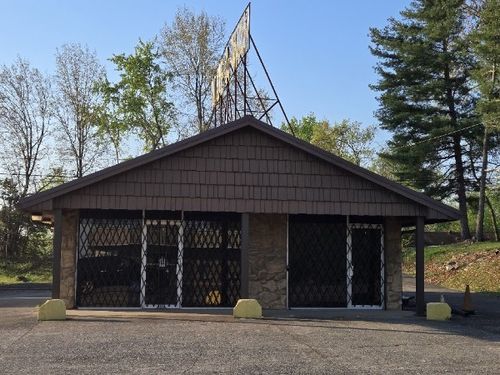 4 Lealand Dr, Clarksville, TN, 37042-3527 | Card Image