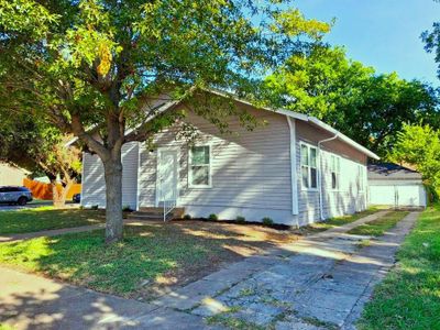 220 W Wardville Street, House other with 4 bedrooms, 2 bathrooms and null parking in Cleburne TX | Image 2