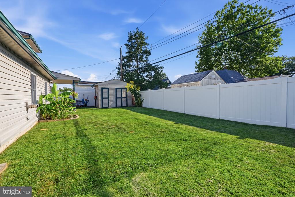Residential in LEVITTOWN 4