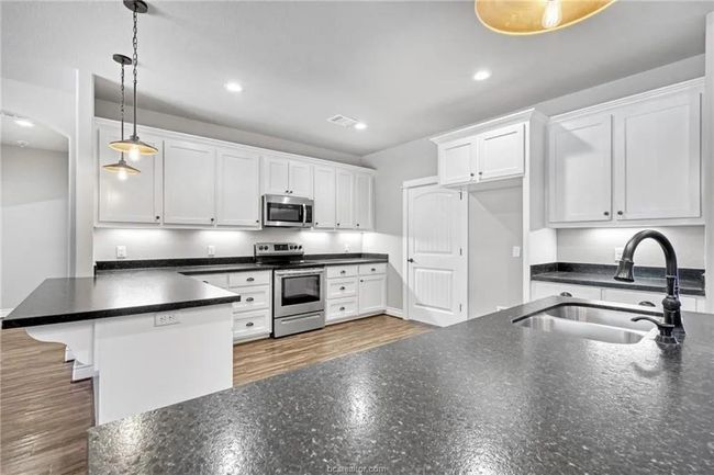 Kitchen with 2 Breakfast Bars | Image 6