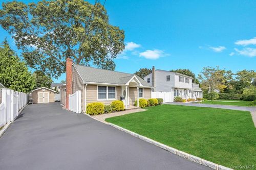 122 E 12th St, Huntingtn Sta, NY, 11746-2521 | Card Image