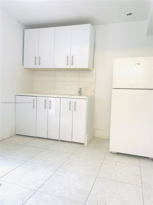 2b-613 Sharar Ave, Opa-Locka, FL, 33054-3363 | Card Image