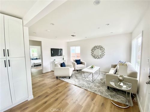 7512 Balboa Blvd, Van Nuys, CA, 91406 | Card Image