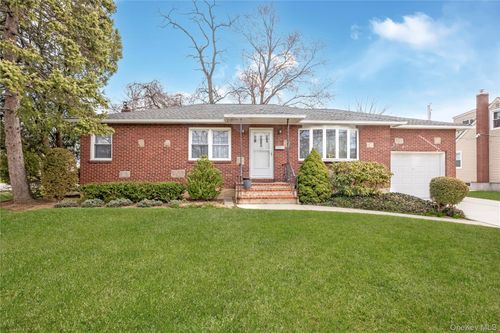 35 W Chestnut St, Farmingdale, NY, 11735-3116 | Card Image