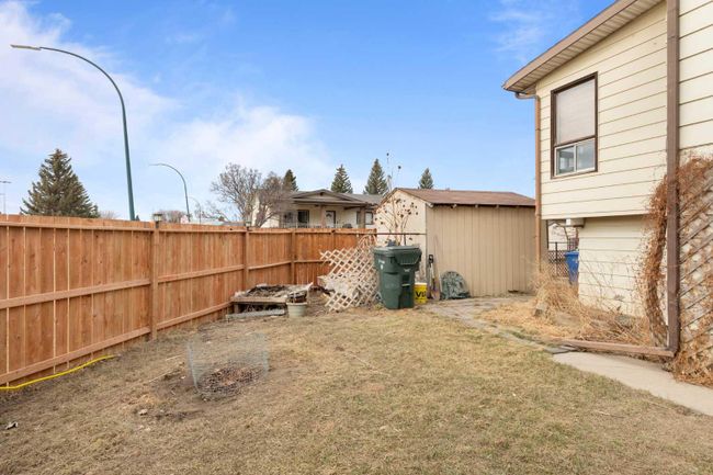 2 Carry Crescent Se, Home with 3 bedrooms, 1 bathrooms and 4 parking in Medicine Hat AB | Image 30