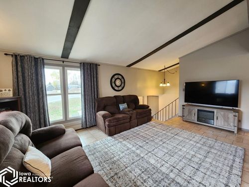 15257 Thoburn Ave, Clear Lake, IA, 50428-8671 | Card Image