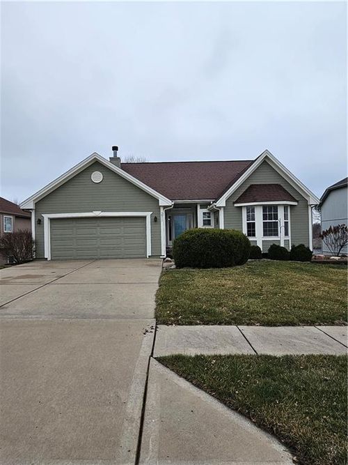 211 Essex Dr, Smithville, MO, 64089-8395 | Card Image